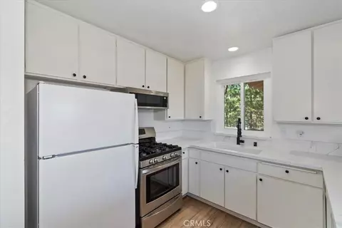 Kitchen - 26599 Placer, Lake Arrowhead, CA 92352 photo 2 of 3