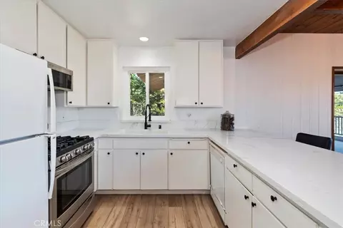 Kitchen - 26599 Placer, Lake Arrowhead, CA 92352 photo 1 of 3