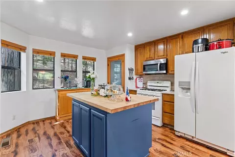 27528 Ashwood Ln, Lake Arrowhead, CA 92352