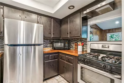 Kitchen - 24166 Cresta, Crestline, CA 92325 photo 2 of 2