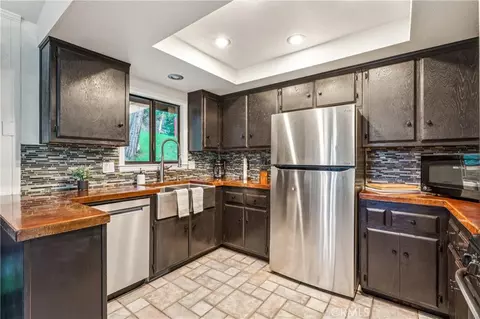 Kitchen - 24166 Cresta, Crestline, CA 92325 photo 1 of 2