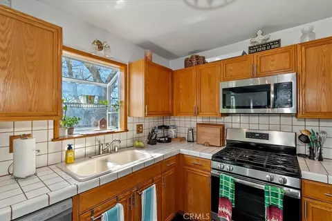 Kitchen - 1211 Yosemite, Lake Arrowhead, CA 92352 photo 2 of 7