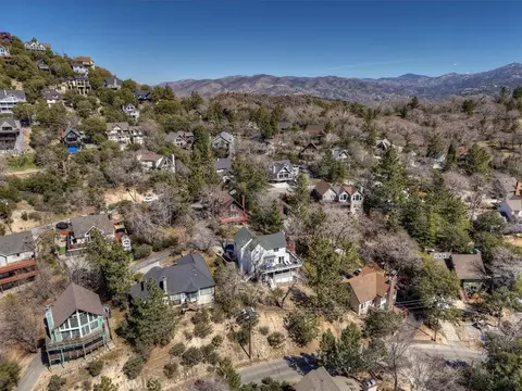 View/Area - 1211 Yosemite, Lake Arrowhead, CA 92352 photo 2 of 4