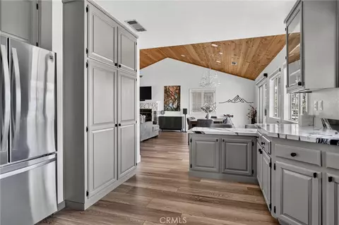 Kitchen - 28738 Bryce Dr, Lake Arrowhead, CA 92352 photo 3 of 7