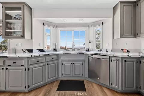Kitchen - 28738 Bryce Dr, Lake Arrowhead, CA 92352 photo 6 of 7