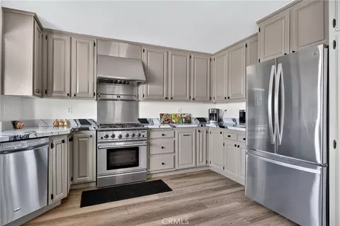 Kitchen - 28738 Bryce Dr, Lake Arrowhead, CA 92352 photo 4 of 7