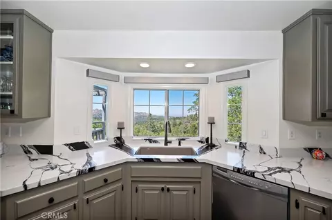 Kitchen - 28738 Bryce Dr, Lake Arrowhead, CA 92352 photo 2 of 6