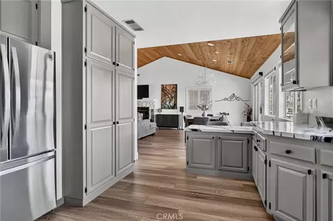Kitchen - 28738 Bryce Dr, Lake Arrowhead, CA 92352 photo 3 of 7