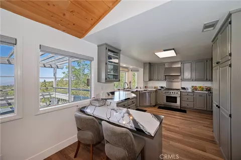 Kitchen - 28738 Bryce Dr, Lake Arrowhead, CA 92352 photo 4 of 6