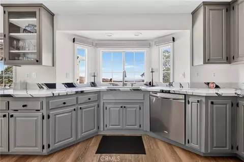 Kitchen - 28738 Bryce Dr, Lake Arrowhead, CA 92352 photo 6 of 7