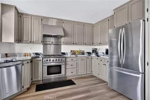 Kitchen - 28738 Bryce Dr, Lake Arrowhead, CA 92352 photo 4 of 7
