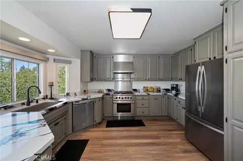 Kitchen - 28738 Bryce Dr, Lake Arrowhead, CA 92352 photo 5 of 6