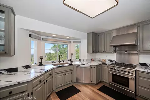 Kitchen - 28738 Bryce Dr, Lake Arrowhead, CA 92352 photo 1 of 6