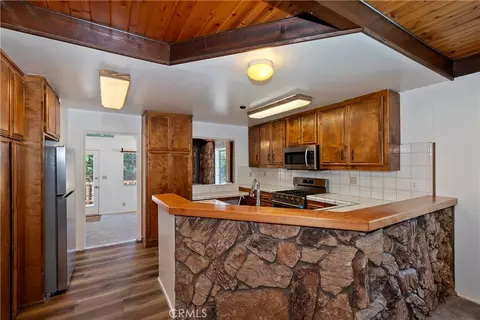 Kitchen - 828 Tehama Dr, Big Bear Lake, CA 92315 photo 1 of 5