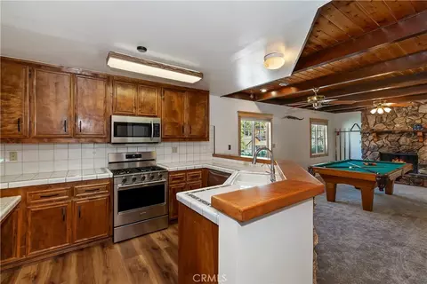 Kitchen - 828 Tehama Dr, Big Bear Lake, CA 92315 photo 2 of 5