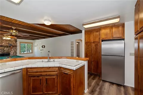 Kitchen - 828 Tehama Dr, Big Bear Lake, CA 92315 photo 4 of 5