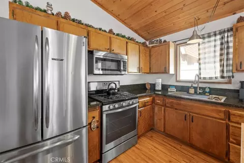 Kitchen - 921 Wendy, Big Bear City, CA 92314 photo 2 of 3