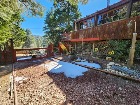 372 Cedarbrook Dr, Twin Peaks, CA 92391