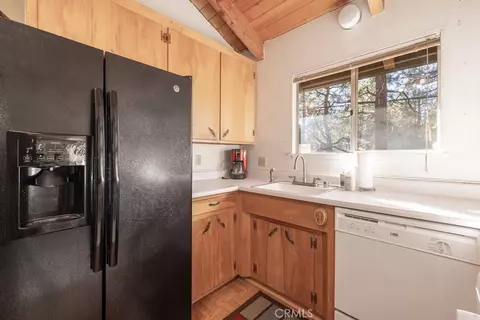 Kitchen - 41789 Comstock, Big Bear Lake, CA 92315 photo 2 of 3