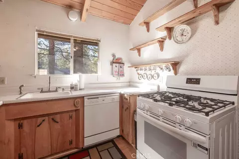 Kitchen - 41789 Comstock, Big Bear Lake, CA 92315 photo 1 of 3