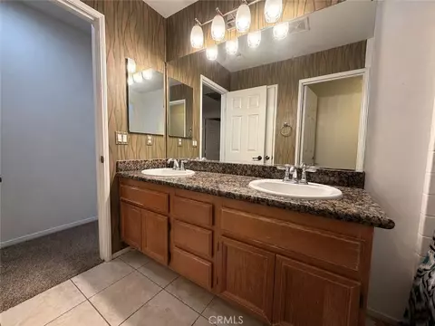 Bath - 562 Quigley Ln, Perris, CA 92570 photo 4 of 4