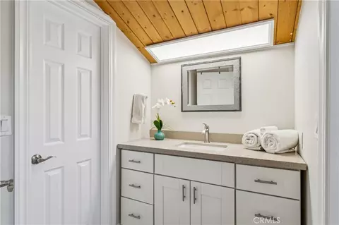 Bath - 113 Brentwood, Lake Arrowhead, CA 92352 photo 3 of 5