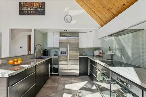 Kitchen - 113 Brentwood, Lake Arrowhead, CA 92352 photo 1 of 4