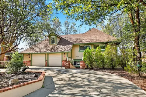 28125 Geneva Ln, Lake Arrowhead, CA 92352