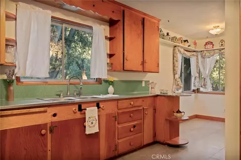 Kitchen - 720 Rocky Loop, Crestline, CA 92325 photo 3 of 4