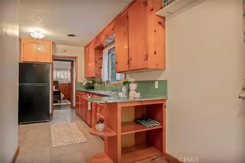 Kitchen - 720 Rocky Loop, Crestline, CA 92325 photo 4 of 4