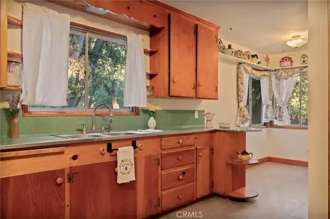 Kitchen - 720 Rocky Loop, Crestline, CA 92325 photo 3 of 4