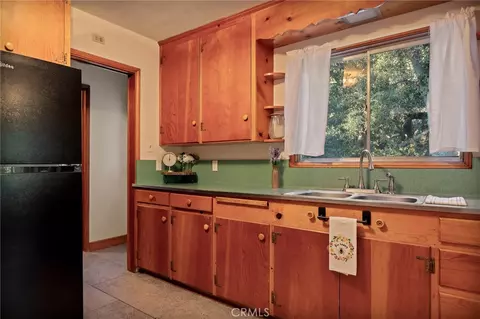 Kitchen - 720 Rocky Loop, Crestline, CA 92325 photo 2 of 4