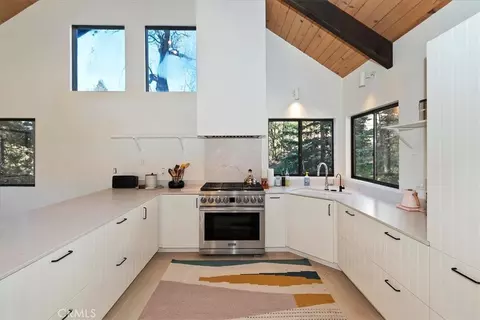 Kitchen - 299 Riviera, Lake Arrowhead, CA 92352 photo 4 of 4