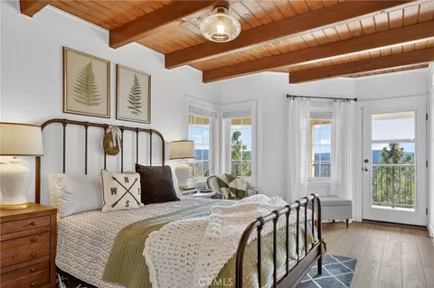 Bedroom - 27604 Matterhorn Dr, Lake Arrowhead, CA 92352 photo 5 of 10