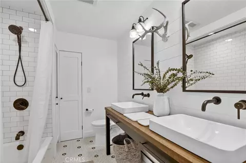 Bath - 27604 Matterhorn Dr, Lake Arrowhead, CA 92352 photo 4 of 5