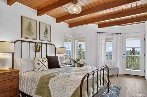Bedroom - 27604 Matterhorn Dr, Lake Arrowhead, CA 92352 photo 5 of 10