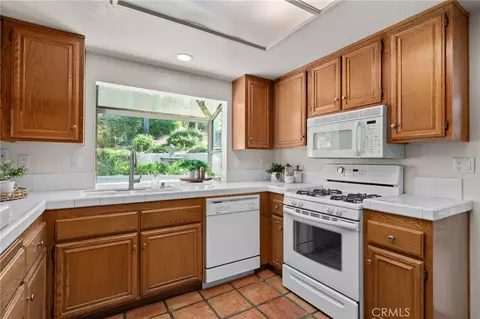 Kitchen - 29290 Jasmine Pl, Highland, CA 92346 photo 2 of 4