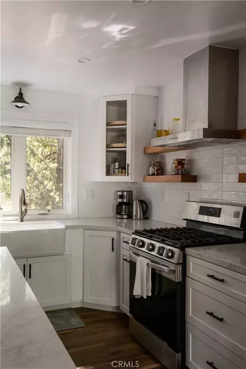 Kitchen - 853 Golf Crse, Lake Arrowhead, CA 92352 photo 2 of 2