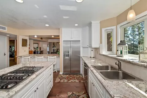 Kitchen - 28065 Peninsula N, Lake Arrowhead, CA 92352 photo 4 of 4