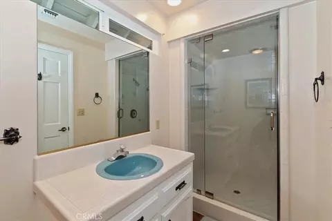 Bath - 28065 Peninsula N, Lake Arrowhead, CA 92352 photo 3 of 6