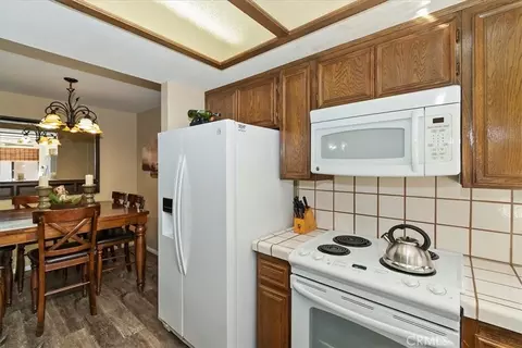 Kitchen - 569 Summit Blvd #6, Big Bear Lake, CA 92315 photo 2 of 3