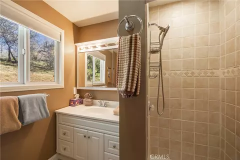 Bath - 43656 Ridge Crst, Big Bear Lake, CA 92315 photo 1 of 2