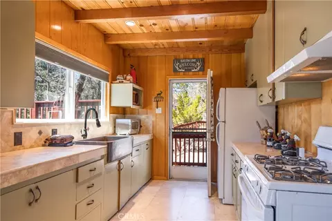Kitchen - 43656 Ridge Crst, Big Bear Lake, CA 92315 photo 3 of 3