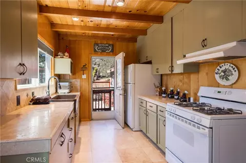 Kitchen - 43656 Ridge Crst, Big Bear Lake, CA 92315 photo 1 of 3