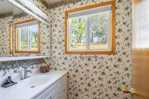 Bath - 43656 Ridge Crst, Big Bear Lake, CA 92315 photo 2 of 2