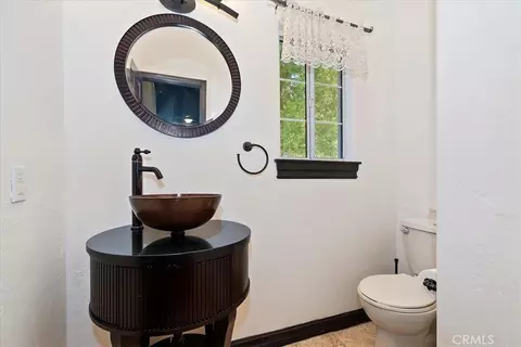 Bath - 24048 Altdorf Dr, Crestline, CA 92325 photo 4 of 5