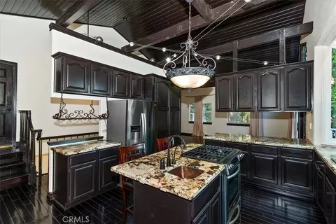 Kitchen - 24048 Altdorf Dr, Crestline, CA 92325 photo 4 of 5