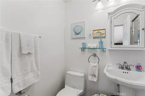 Bath - 197 Massive Rd, Lake Arrowhead, CA 92352 photo 3 of 8