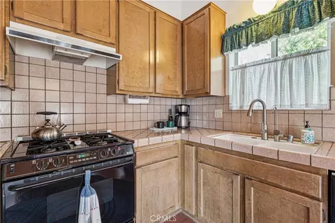 Kitchen - 175 Massive, Lake Arrowhead, CA 92317 photo 3 of 3