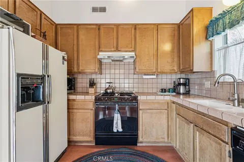 Kitchen - 175 Massive, Lake Arrowhead, CA 92317 photo 2 of 3